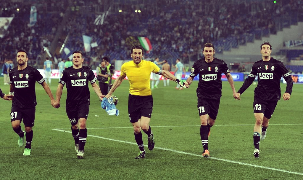 包含尤文图斯击败对手，稳坐积分榜首位的词条